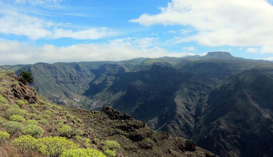 Das Tal Valle Gran Rey und der Tafelberg Fortaleza im Hintergrund